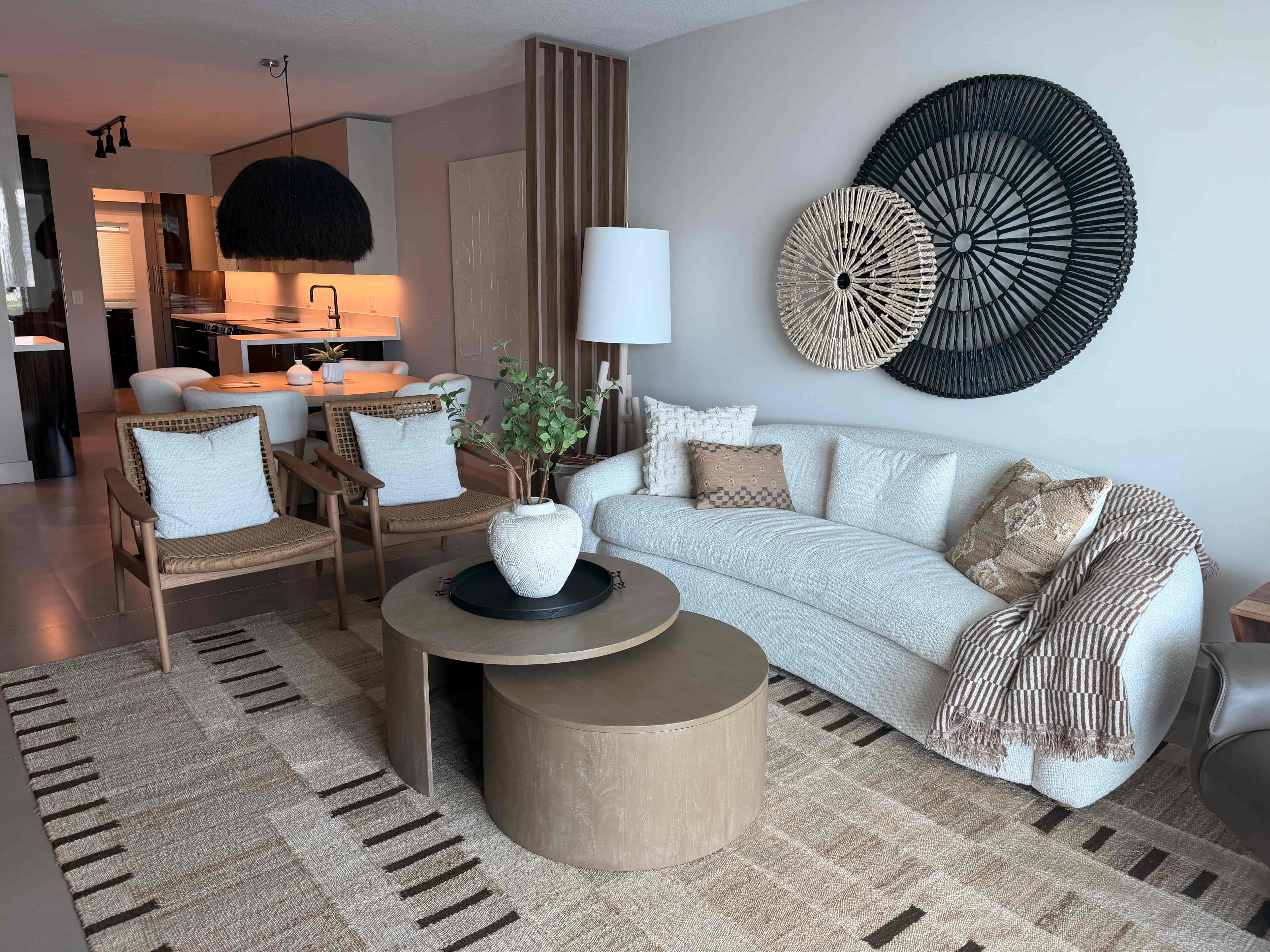 Living moderno de un condo para estadías en Miami.