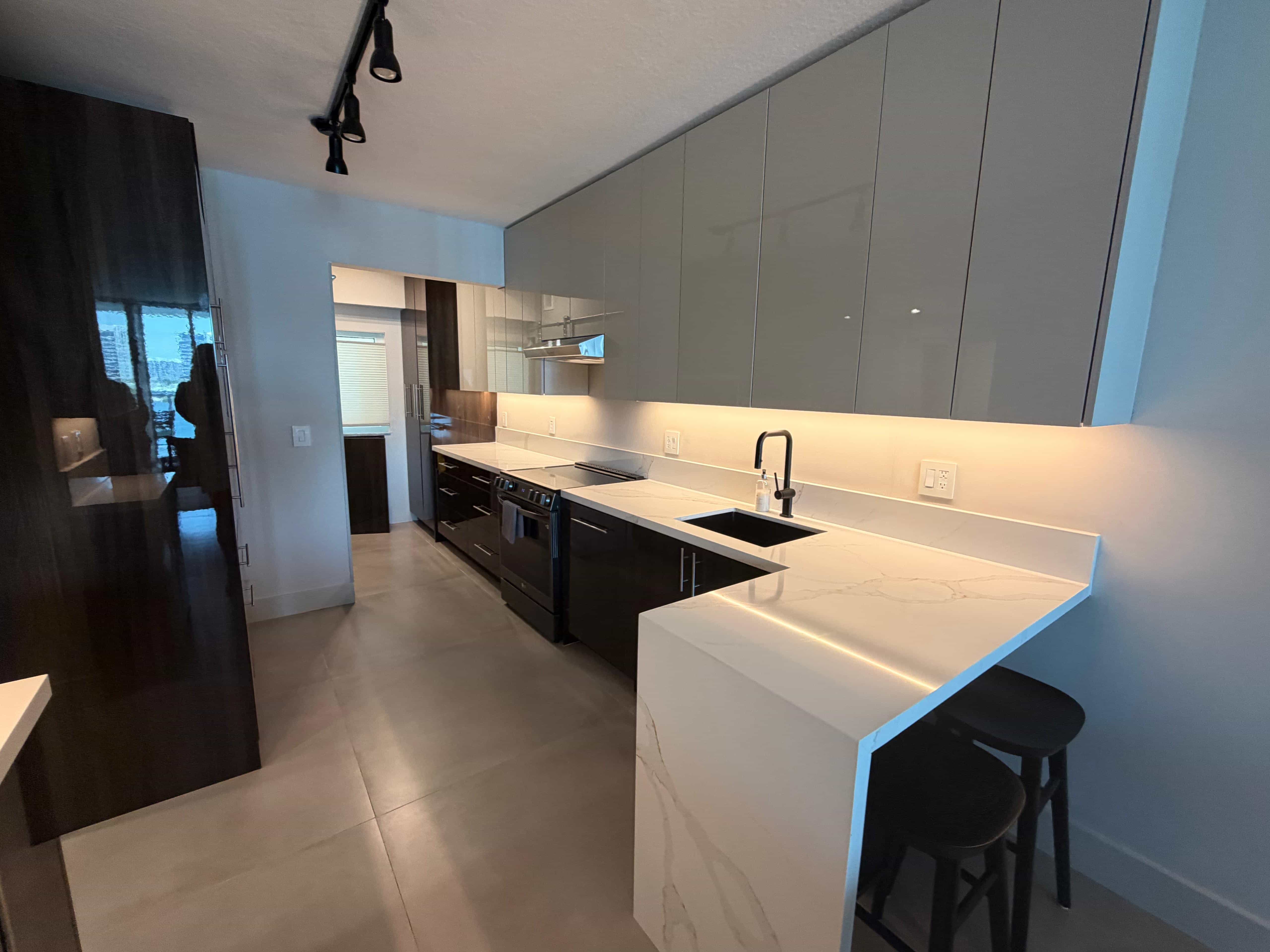 Cocina equipada en un condo para estadías en Miami.