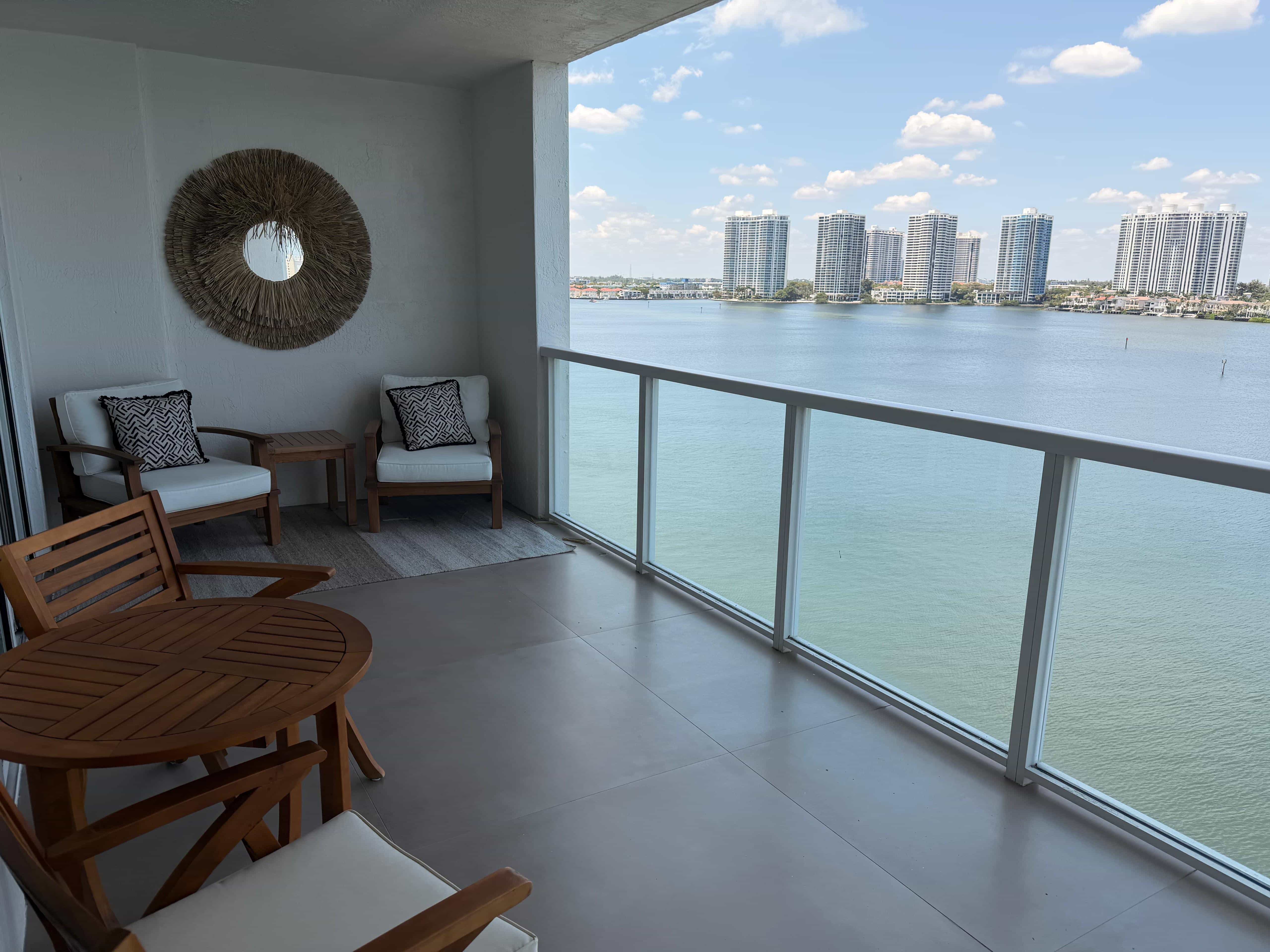 Balcón privado con vista al agua en Sunny Isles.