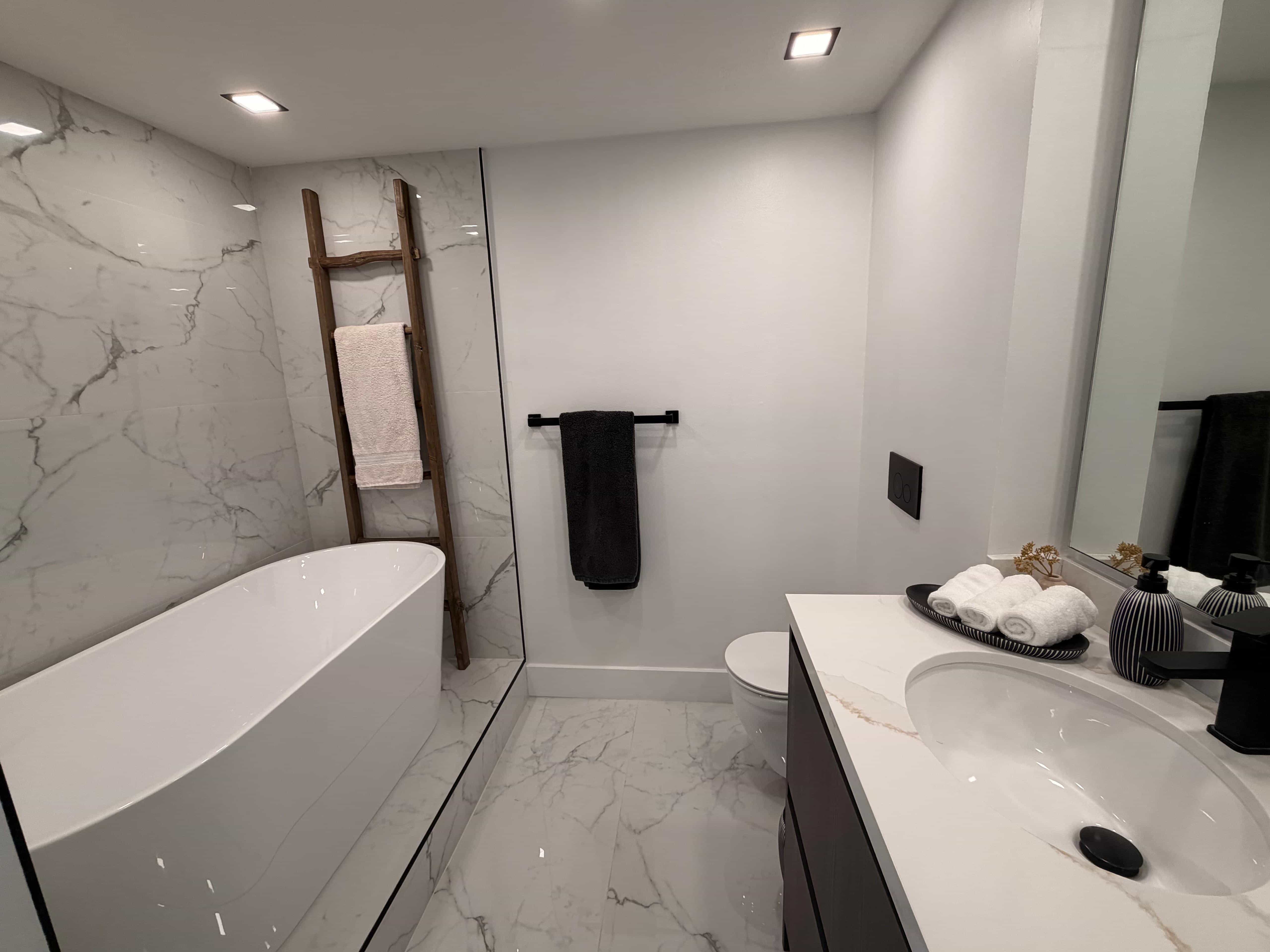 Baño moderno en un condo para estadías.