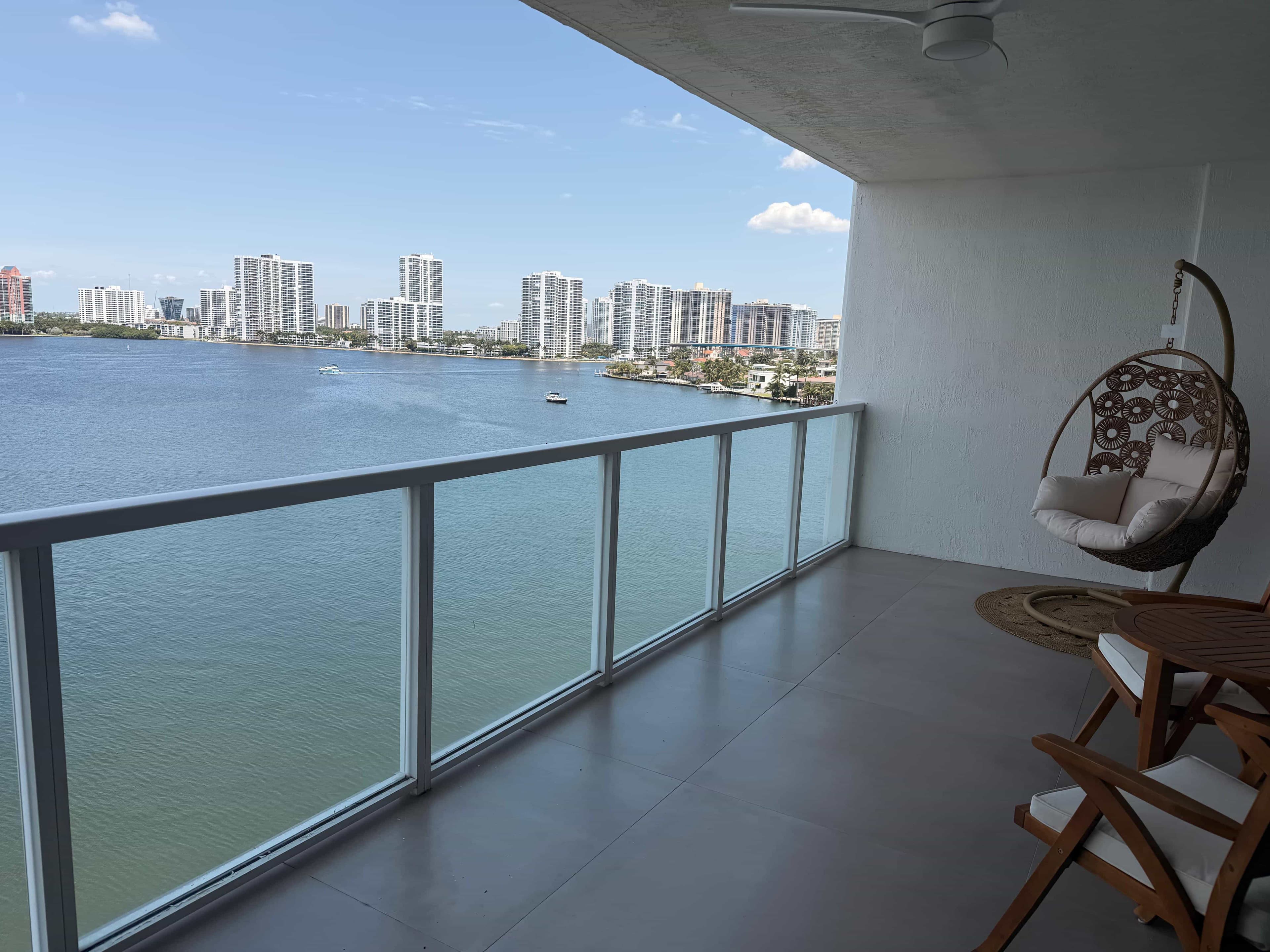Vista al agua desde un condo de renta corta en Sunny Isles.